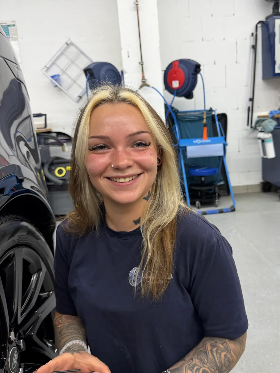 Josie in der Werkstatt, mit feinem Pinsel und kleiner Dose in der Hand
