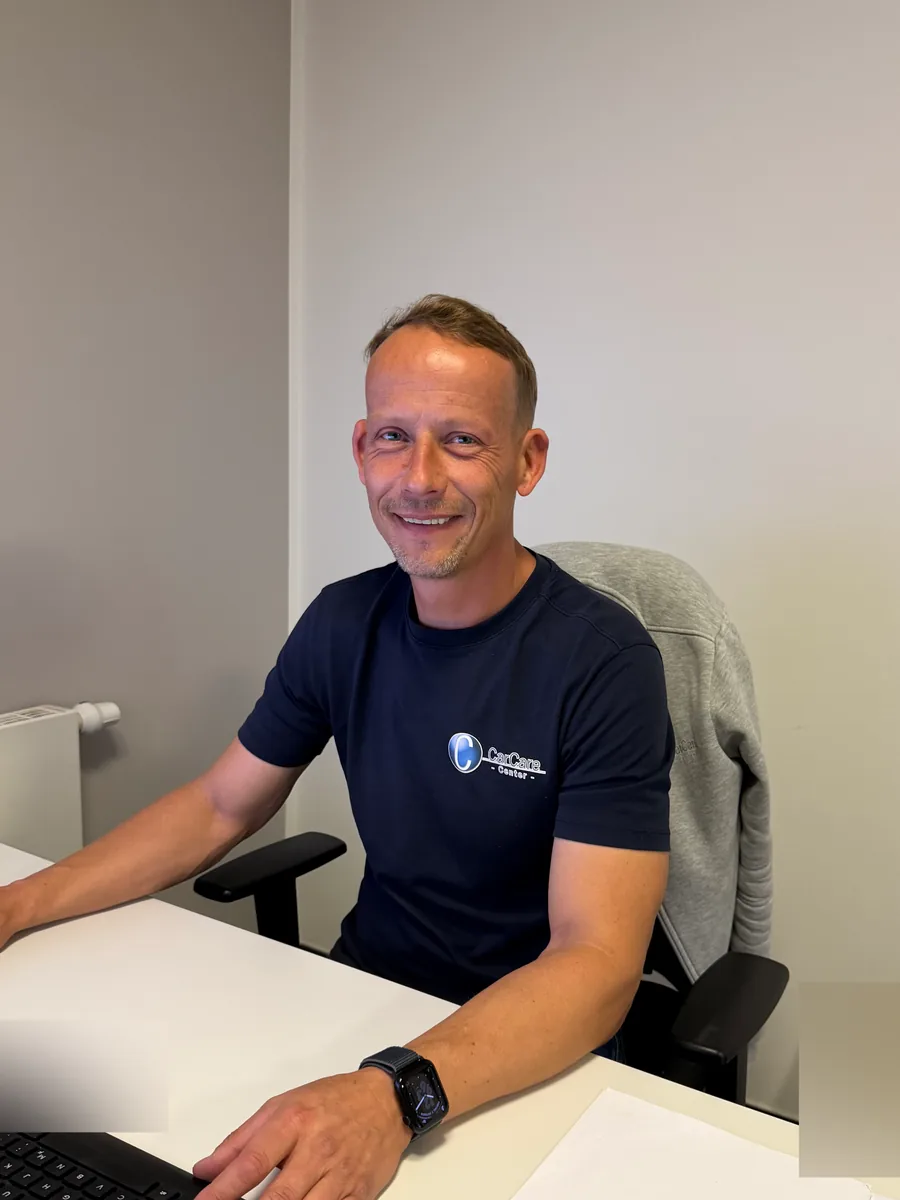 Marko am Schreibtisch im Büro
